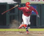 　１１回広島１死三塁、矢野が決勝の右犠飛を放つ＝楽天モバイルパーク