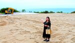 日本海を臨む場所にエコビレッジを整備する井上さん＝１７日、鳥取市伏野
