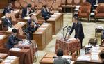 　衆院政治改革特別委で、立憲民主党の柚木道義氏（左手前）の質問に答える自民党の鈴木馨祐氏＝２３日午前