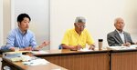 「関金ストア」の運営状況を説明する田葉井社長（左）＝１２日、倉吉市関金町大鳥居の市関金総合文化センター
