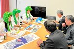 とっとリュウ県の観光キャンペーンをアピールする鳥取県のキャラバン隊（左側）＝１５日、愛知県内（鳥取県提供）