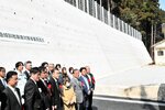 柵を合わせると高さ１０㍍の擁壁や斜面の補強などが施された対策工事＝２３日、香美町村岡区の和田地区