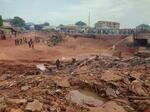　３０日、ナイジェリア・モクワで、豪雨で浸水した地域を捜索する人々（ＡＰ＝共同）