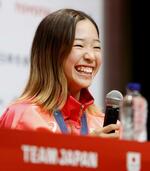 　スケートボード女子ストリートで金メダルを獲得し、笑顔で記者会見する吉沢恋＝２９日、パリ（共同）