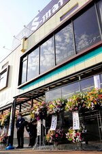 開店を前に感謝と意気込みを述べる大石店長（左）＝２８日、若桜町若桜のエスマートわかさ店