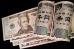 　千円札と２０米ドル札（ロイター＝共同）