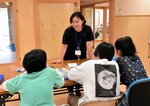 勉強や絵を描くなど、思い思いに過ごす子どもたち＝２９日、鳥取市立川町５丁目の教育支援センター「すてっぷ」