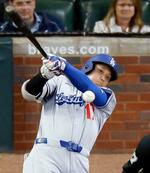 　ブレーブス戦の７回、二塁打を放つドジャース・大谷＝アトランタ（共同）