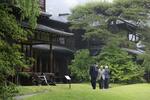 　日光田母沢御用邸記念公園を散策される上皇ご夫妻＝２０２４年５月、栃木県日光市