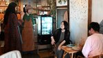 来店客らと楽しく話す小倉さん（左から２人目）＝１８日、智頭町智頭