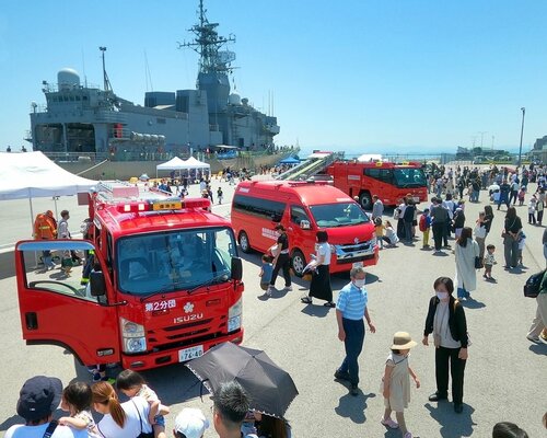 車両や艦船が展示され多くの来場者でにぎわう会場＝１１日、境港市竹内団地の境夢みなとターミナル