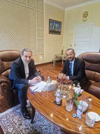 　米国との高官協議の際、仲介国オマーンのバドル外相（右）と同席するイランのアラグチ外相＝２３日、ローマ（イラン外務省提供・ＡＰ＝共同）