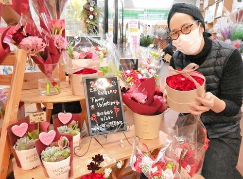 バレンタインに向けて、店頭には贈り物にぴったりの商品がそろっている＝８日、鳥取市行徳１丁目のフラワーショップヨシダトスク店