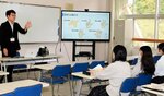 生徒らに台湾の文化を伝える史さん（左）＝２４日、日野町根雨の日野高