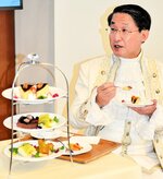 「らっきょうアフタヌーンティー」のケーキを試食する平井知事