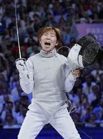 　女子フルーレ団体３位決定戦でカナダに勝利し銅メダル獲得を決め、喜ぶ上野優佳＝パリ（共同）