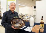 クイズ用に制作した大杯を手にする火の川焼松江陶苑の福島さん＝１８日、米子市西福原２丁目の米子天満屋