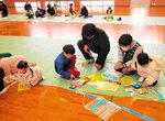 非常食を詰めるリュックサック作りを行う子どもたち