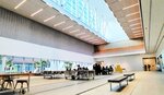 可動式の家具と巨大カーテンで多様な使い方を可能にした「ジャイアントルーム」。この日は企画展はなく、飲食も自由で市民らが気軽に使っていた