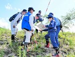 堤防の状況を確認する職員ら