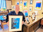 色鮮やかな版画作品をアピールする岩垣さん