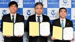 協定書を手にする（左から）塚野社長、三輪社長、伊達市長＝８日、境港市役所