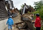 　１月の地震で傾き、３日朝の震度５強の揺れで倒壊した家屋＝３日午前、石川県珠洲市