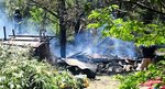 煙がくすぶる小屋＝２０日午後０時２６分、鳥取県三朝町吉田
