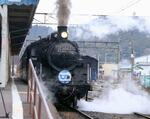　会社創立１００周年を迎えた大井川鉄道のＳＬ＝８日、静岡県島田市の新金谷駅
