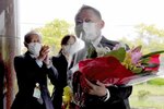 初登庁し職員に出迎えられる中田村長＝２５日、日吉津村役場