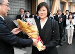 歓迎の花束を受け取る国際交流員の戴さん（手前右）＝１０日、境港市役所