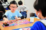 楽しそうに対戦する子どもら