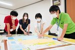 ゲームを通して避難所の運営について学ぶ職員ら