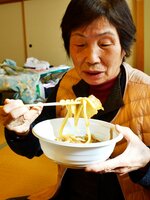 出来たてのすき焼きを楽しむ被災者＝１９日、石川県志賀町の地域交流センター