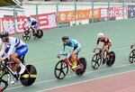 男子Ｂポイントレースで３位に輝いた吉田奏太（中央）＝佐賀県オッズパーク武雄