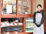 食べ歩きにぴったりなパン＆スイーツ店を開店した中川さん＝２０日、三朝町三朝