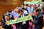 手話言語条例が可決され喜びに沸いた県議会の傍聴席＝２０１３年１０月、鳥取県議会棟