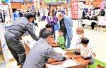 家族連れなどでにぎわう会場