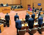 定例会の冒頭で能登半島地震の犠牲者の冥福を祈り、黙とうをささげる県議ら＝２１日、鳥取県議会議場