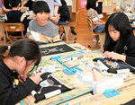 夢や目標を表現した「海賊旗」を作る児童ら＝１４日、鳥取県八頭町富枝の八東小