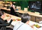 大栄スイカの特別メニューを味わう参加者ら＝２３日、東京都新宿区の新宿高野本店