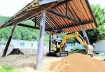 先月行われた相撲場の改修作業の様子。土を入れ替え、土俵の俵も新調された＝新温泉町高末の浜坂東小