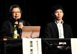 自身の活動を説明する渡辺さん（左）と体験を語った青年＝２月２８日、新温泉町湯の夢ホール