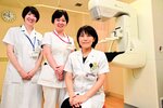 「悩まないで受診して」と呼びかける大田胸部外科医長（右）ら女性スタッフ＝倉吉市の厚生病院