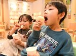 二十世紀梨にかぶりつく子どもたち＝４日、鳥取二十世紀梨記念館なしっこ館