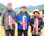 優勝した岸本さん（中央）ら上位入賞者＝１６日、新温泉町井土の河川敷グラウンド