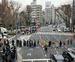 　「ウィメンズマーチ」でバナーを掲げて行進する参加者＝２０２５年３月（提供写真）