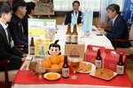 ねんりんピックを盛り上げようと、ファミリーマートで販売される地元原料のクラフトビール＝２日、鳥取県庁