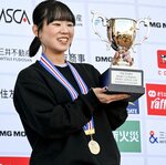 優勝し、表彰式で笑顔の林かりん。準決勝で自身の日本記録を塗り替えた＝１６日、佐賀県多久市の九州クライミングＢＡＳＥ