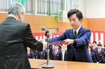 卒業証書を受け取る卒業生（右）＝２８日、米子北斗高